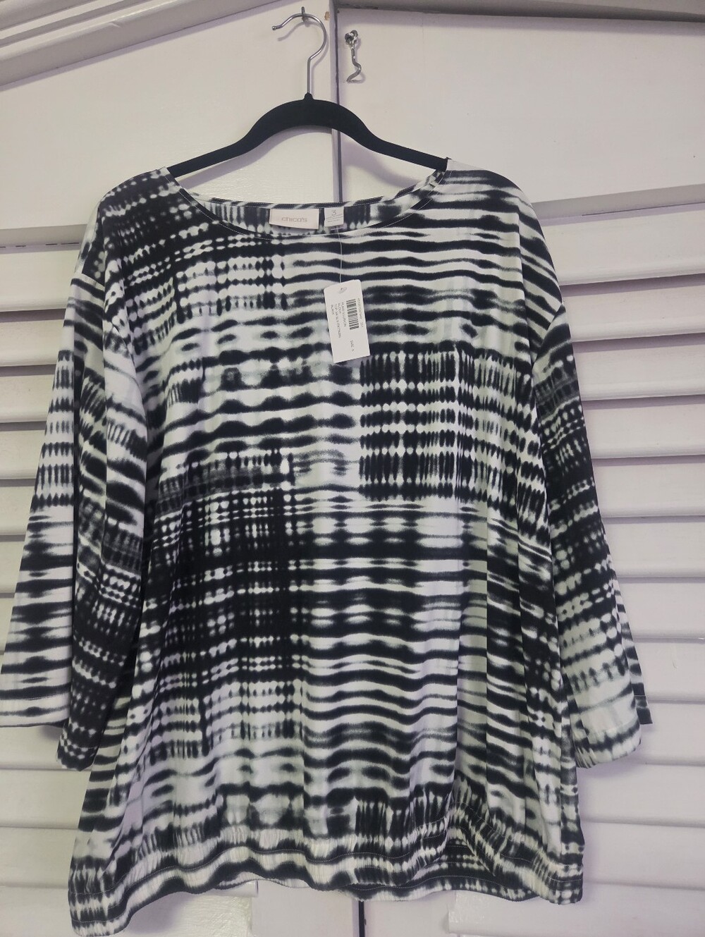 Women's Black & White Patterned Pullover Top